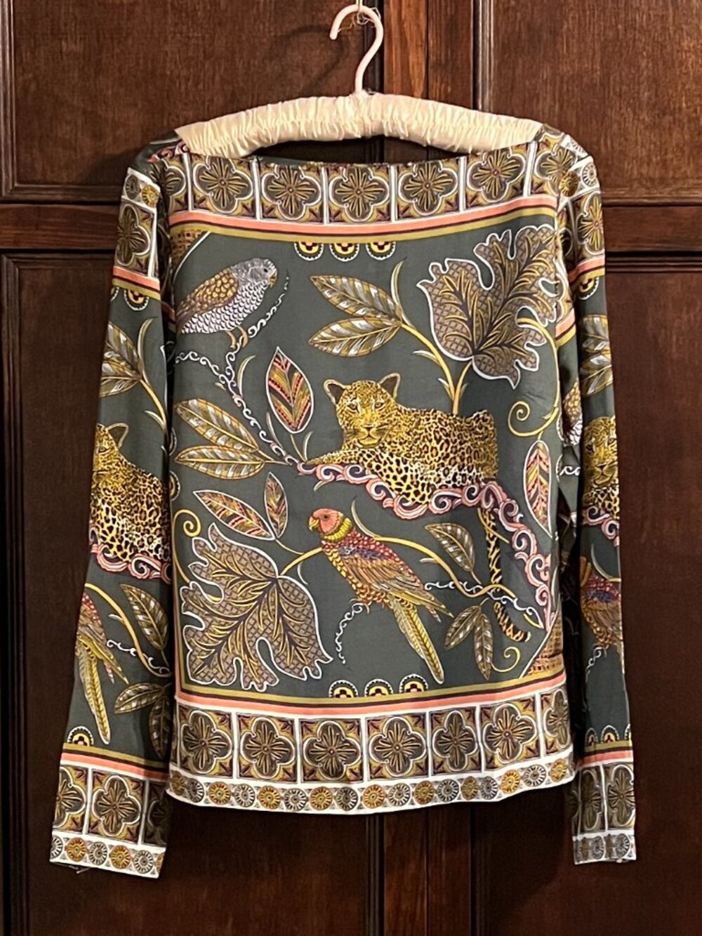 J CREW JUNGLE PRINT BLOUSE SIZE S ( RUNS A LARGER )